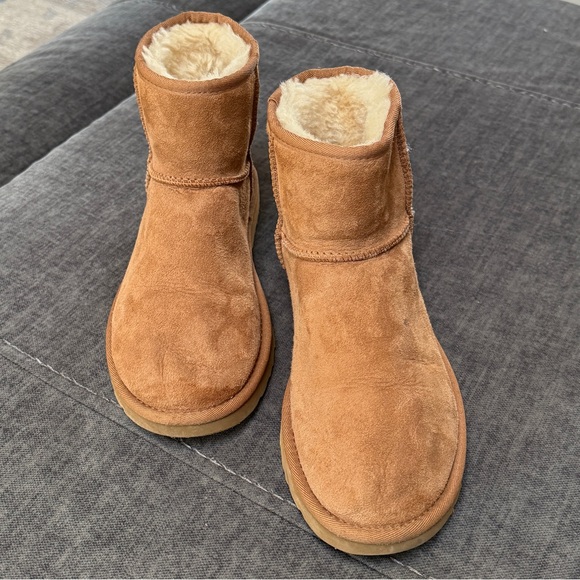 UGG Classic Mini Size 8 - Picture 1 of 13